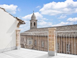 APPARTAMENTO CON TERRAZZO NEL CENTRO STORICO DI PETRITOLI provincia di Fermo nelle Marche in Italia